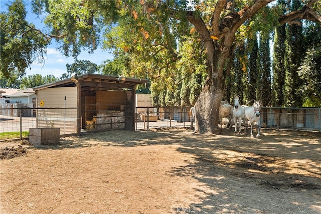 view of yard with an outbuilding