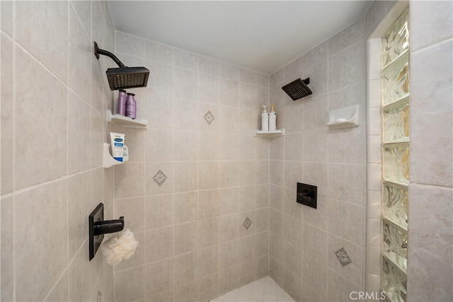 bathroom featuring a tile shower