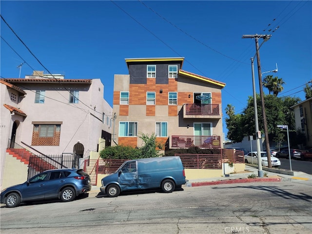 view of front of property featuring a balcony