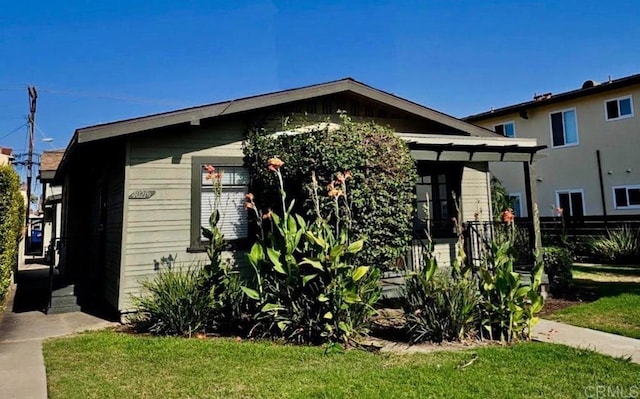 view of side of property featuring a lawn