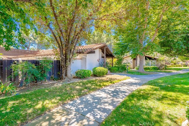 view of front of property featuring a front lawn