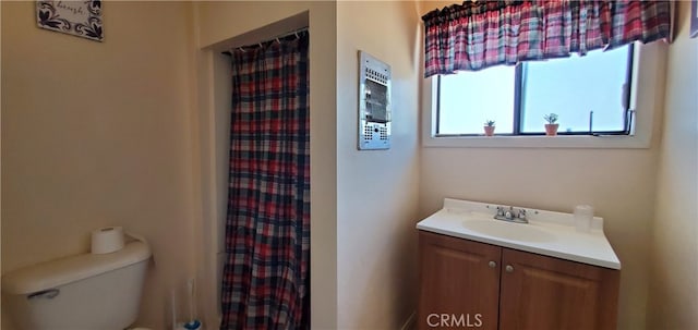 bathroom featuring vanity, a shower with shower curtain, and toilet