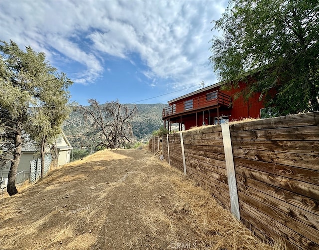 view of yard featuring a mountain view