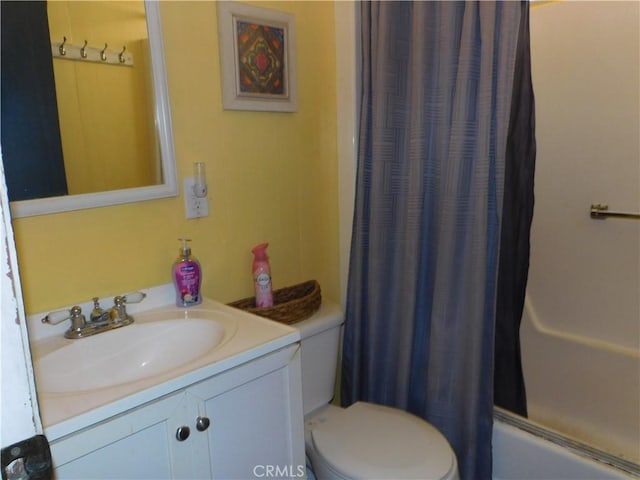 full bathroom with shower / bath combination with curtain, vanity, and toilet