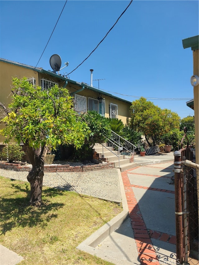 view of front facade featuring a front yard