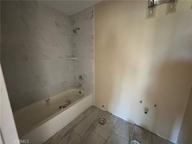 bathroom with tiled shower / bath