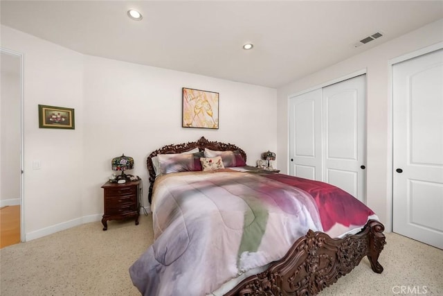 bedroom featuring baseboards, visible vents, a closet, and recessed lighting