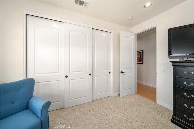 living area featuring recessed lighting, visible vents, and baseboards