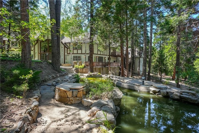 view of yard featuring a water view