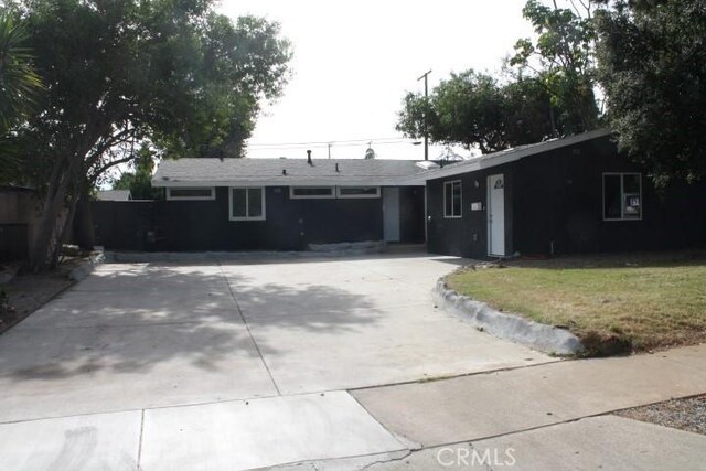 ranch-style house with a front lawn