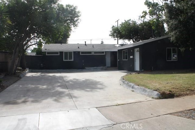 ranch-style home featuring a front yard