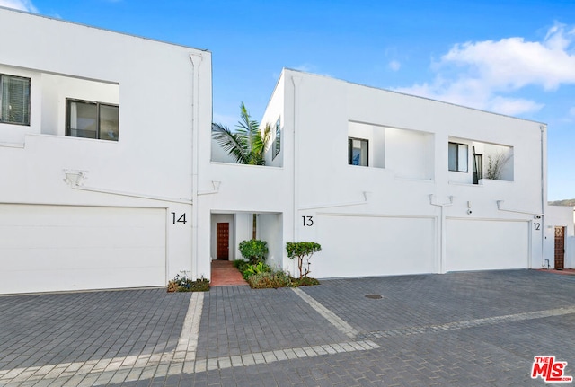 view of front facade featuring a garage