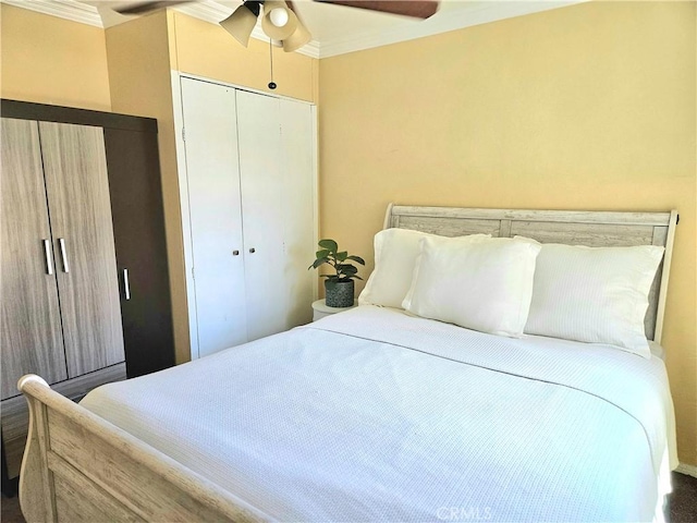 bedroom with a closet, ceiling fan, and ornamental molding