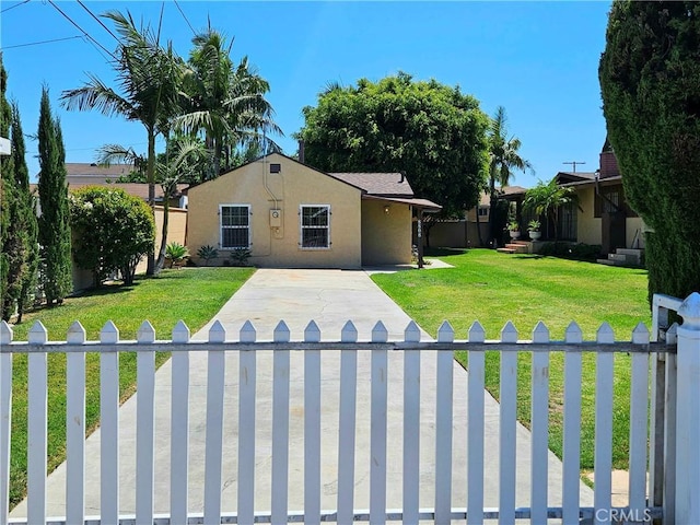 view of front of home featuring a front yard