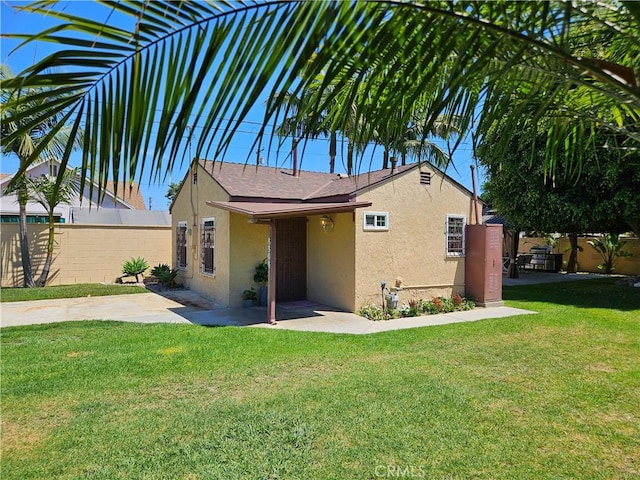 view of front facade with a front yard