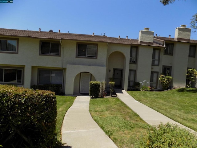 view of front of property with a front yard