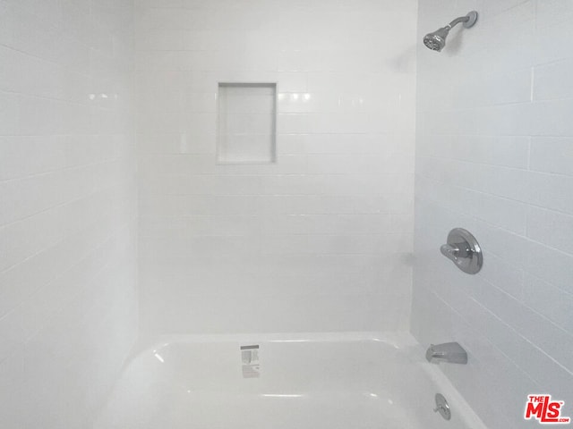 bathroom with tiled shower / bath