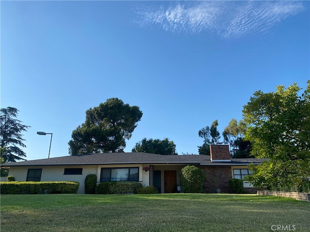 single story home featuring a front lawn