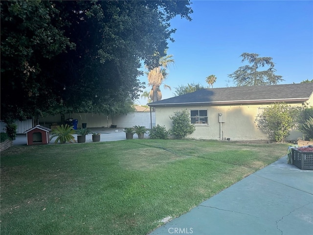 view of yard with a patio