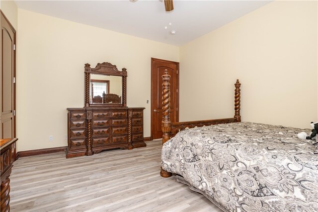 bedroom featuring light wood-style floors, baseboards, and a ceiling fan