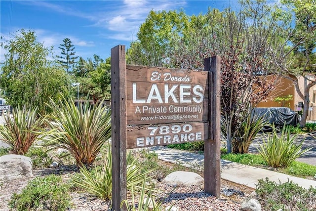 view of community / neighborhood sign