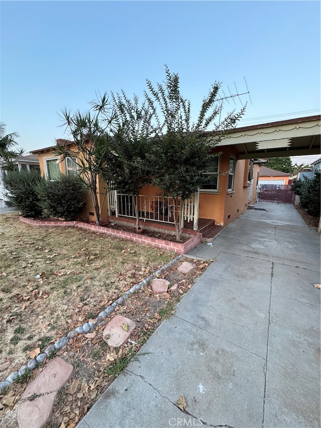 view of front of property featuring a carport and a front yard