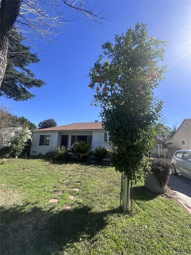 view of front of property featuring a front yard