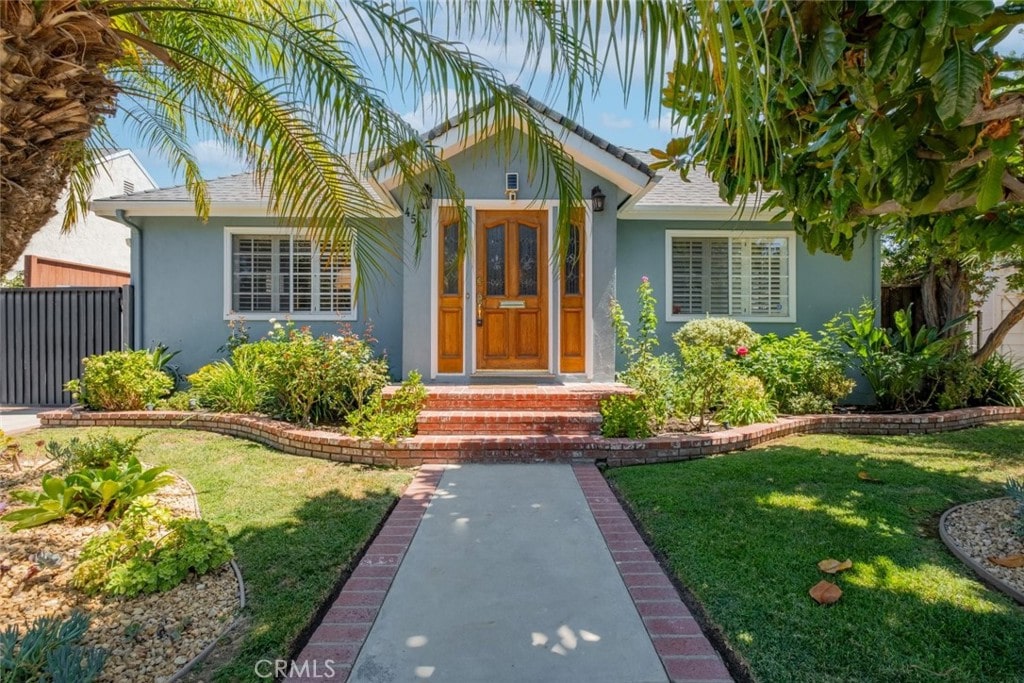 property entrance featuring a lawn