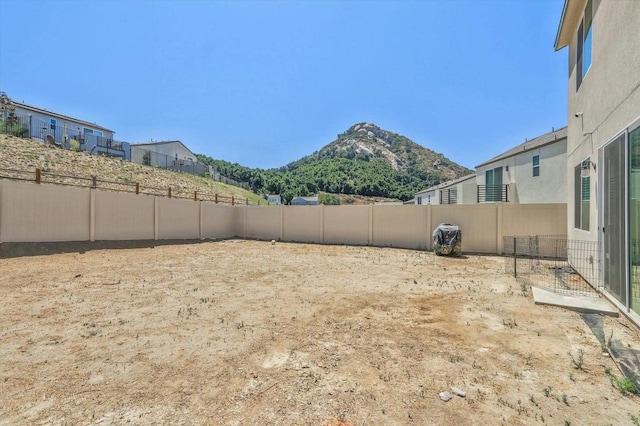 view of yard with a mountain view