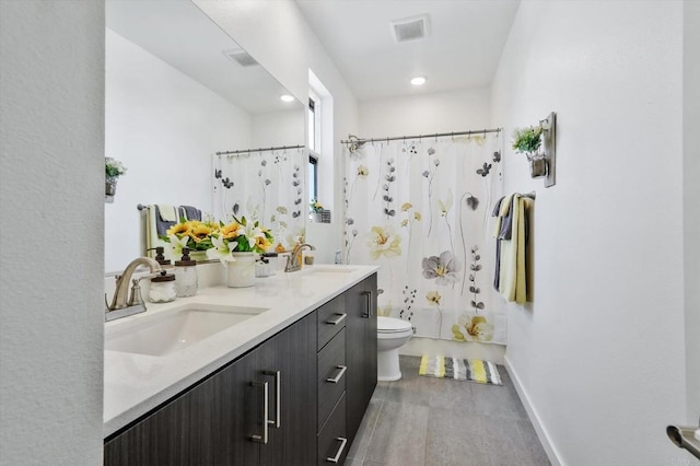 full bathroom with shower / bath combo with shower curtain, vanity, and toilet