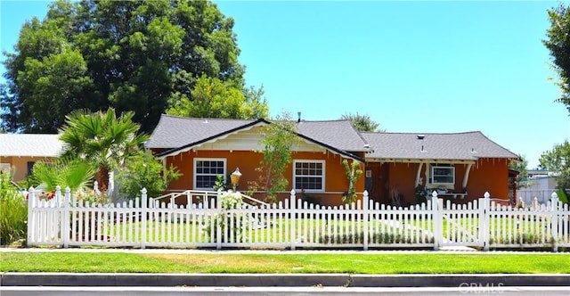 single story home with a front lawn