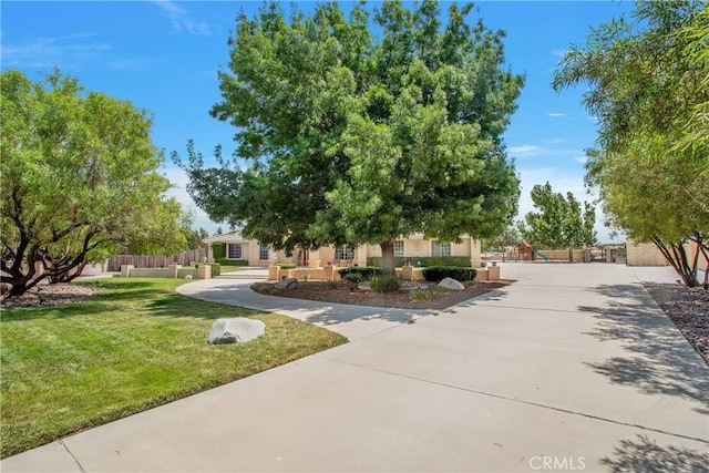 view of property's community featuring a yard