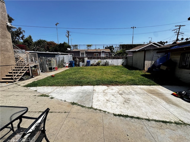 view of yard featuring a patio area