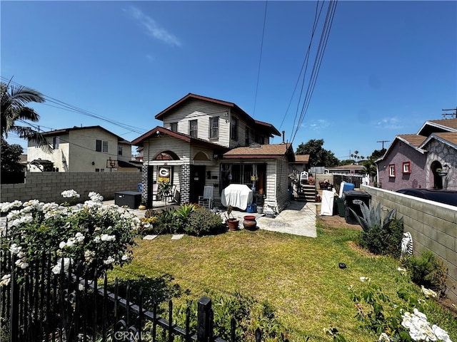 view of front of property featuring a front lawn