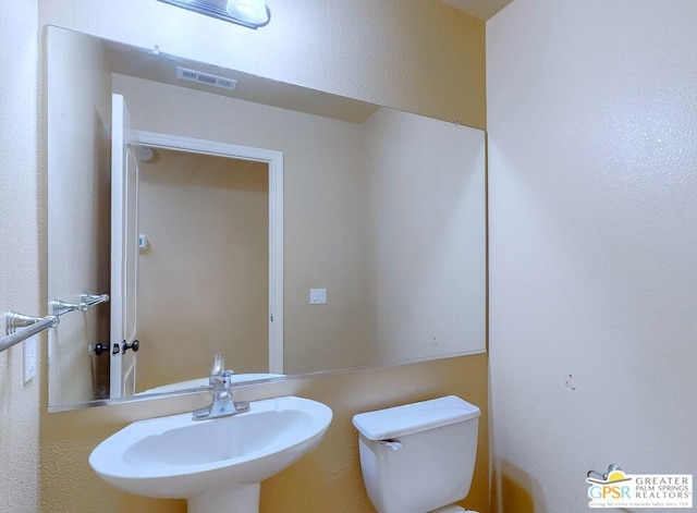 bathroom featuring toilet and sink