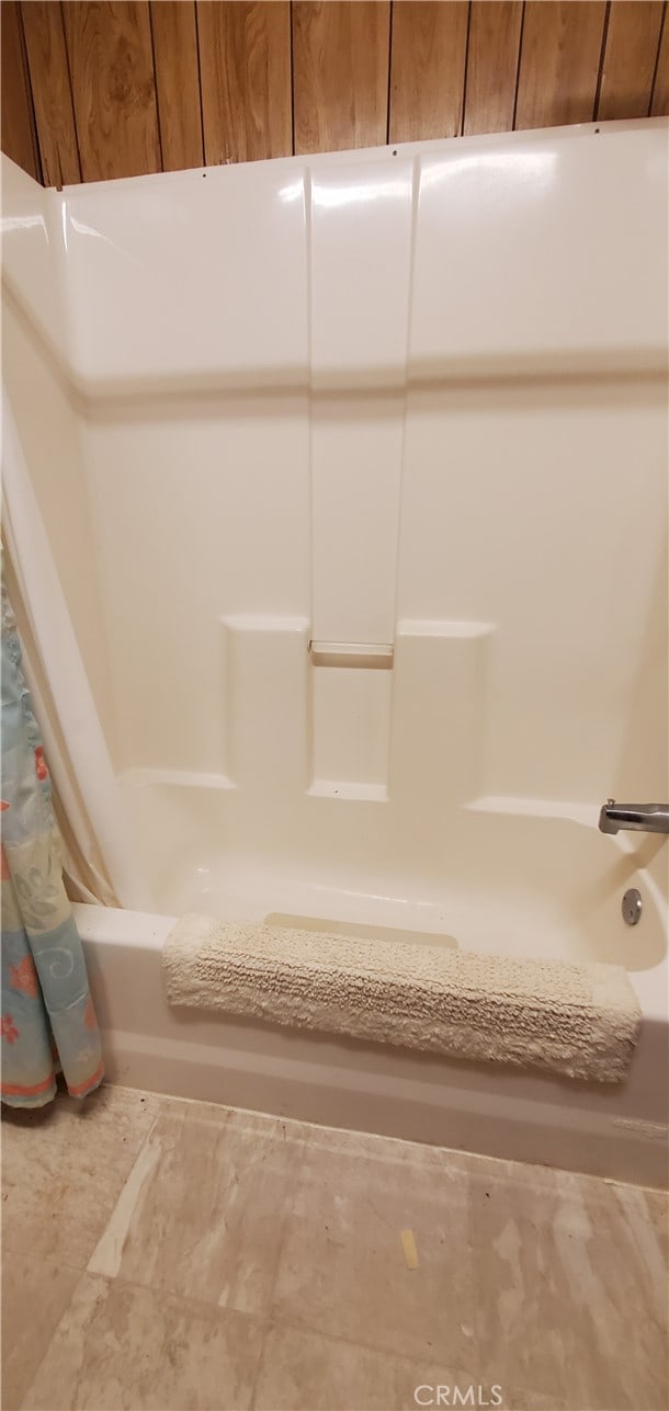 bathroom with shower / bath combo with shower curtain