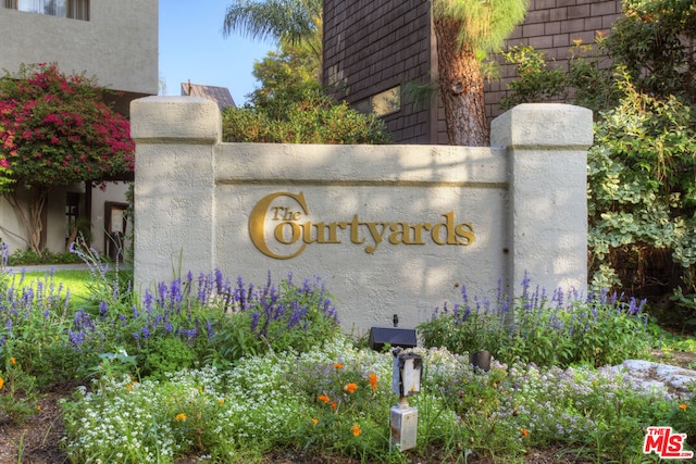 view of community / neighborhood sign