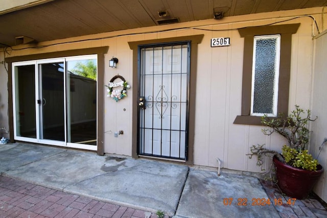 property entrance featuring a patio