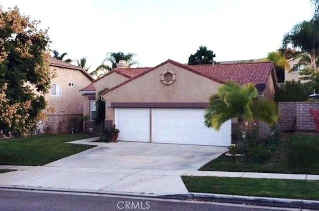 view of front of property featuring a front yard and a garage