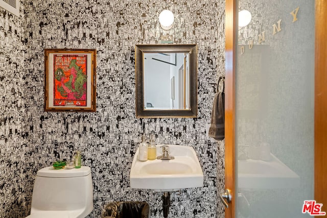 bathroom featuring sink and toilet