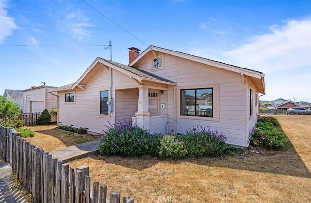 bungalow-style house featuring a front lawn