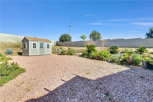 view of yard featuring a storage shed