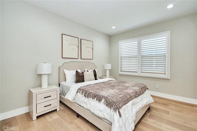 bedroom featuring light wood finished floors, recessed lighting, and baseboards