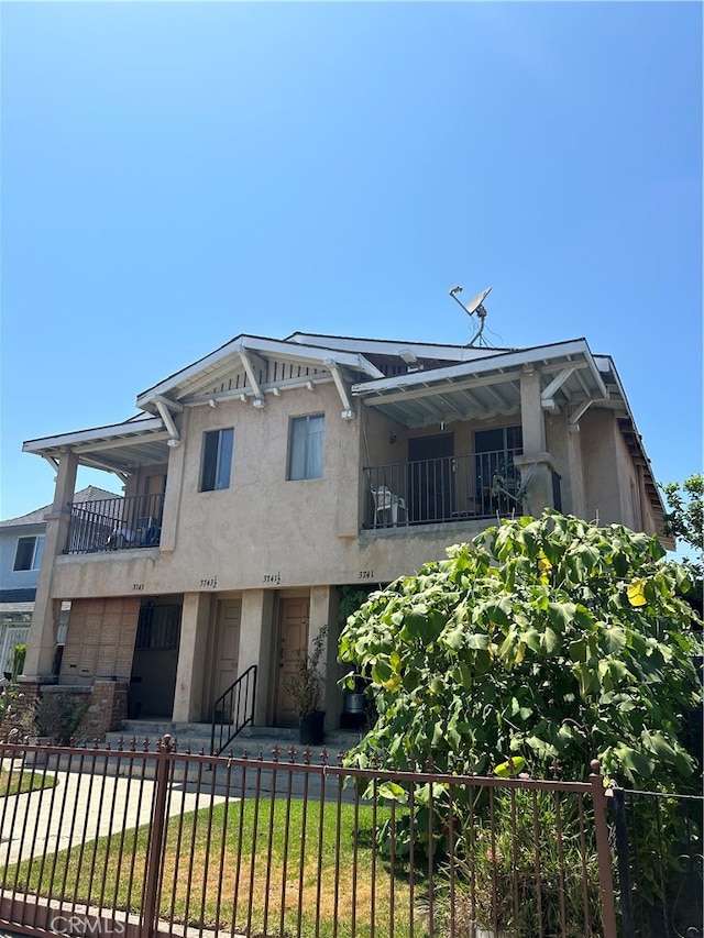 view of front facade featuring a balcony