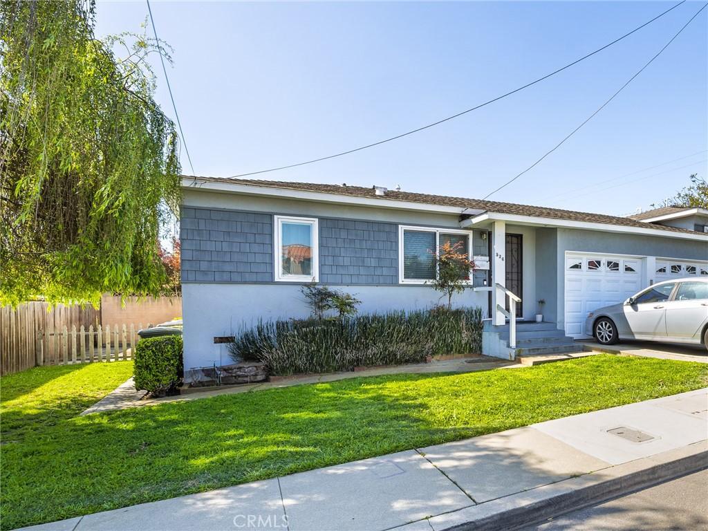 536 W Maple Ave, El Segundo, CA 90245 - ranch-style home with an attached garage, a front lawn, stucco siding, and fence
