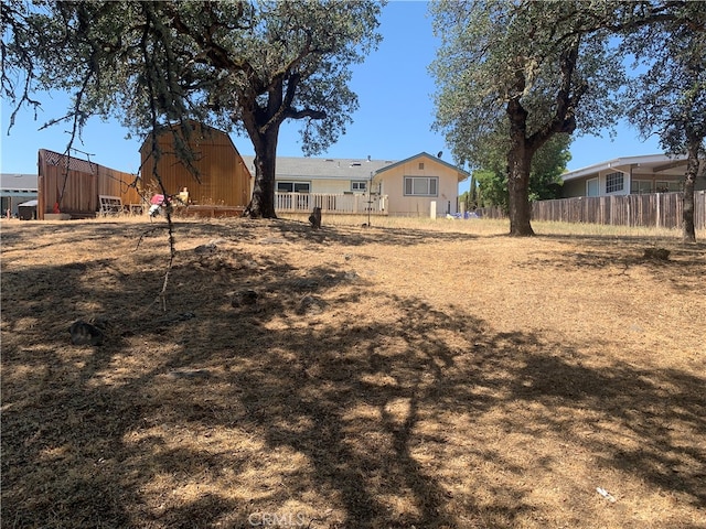 view of yard with an outbuilding