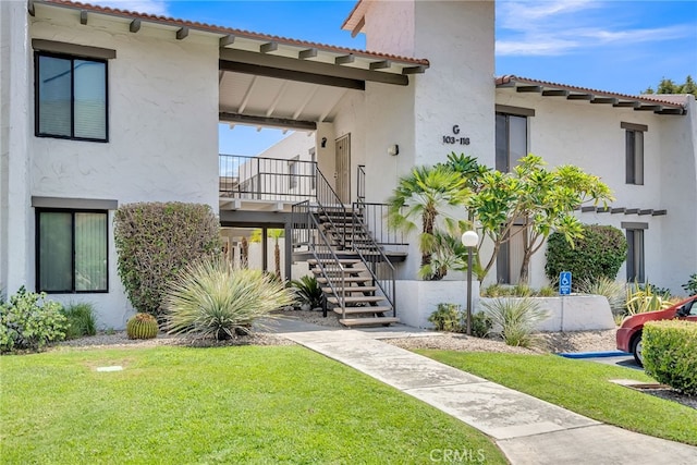 view of front of home featuring a front lawn