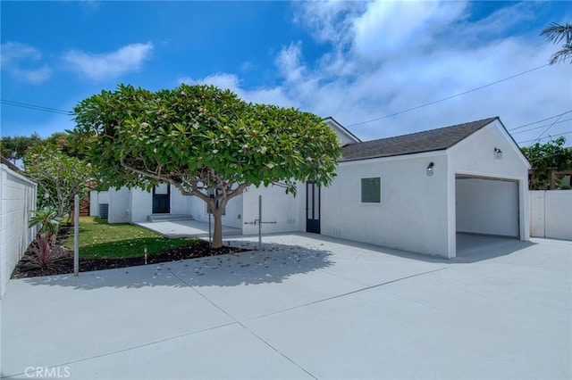 view of front of house featuring a front lawn