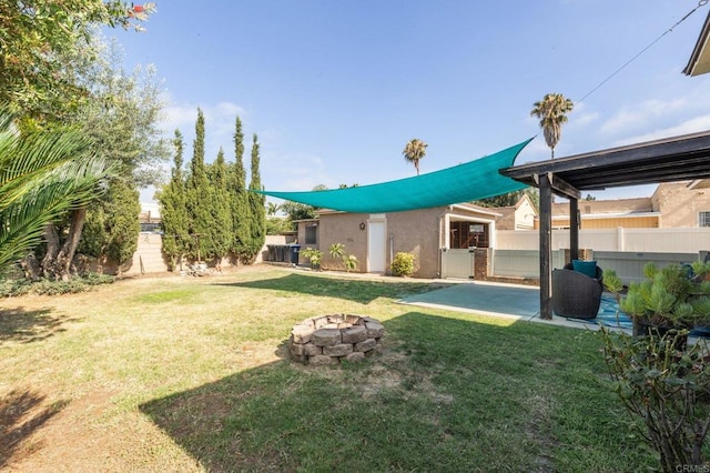 view of yard featuring a fire pit