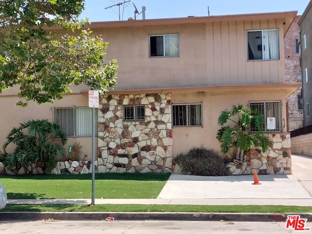 view of front of property featuring a front lawn